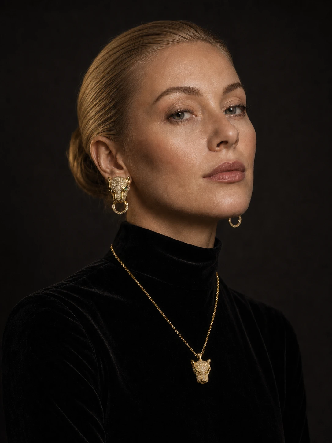 Modelo rubia COSMIKA con collar y pendientes de pantera a juego