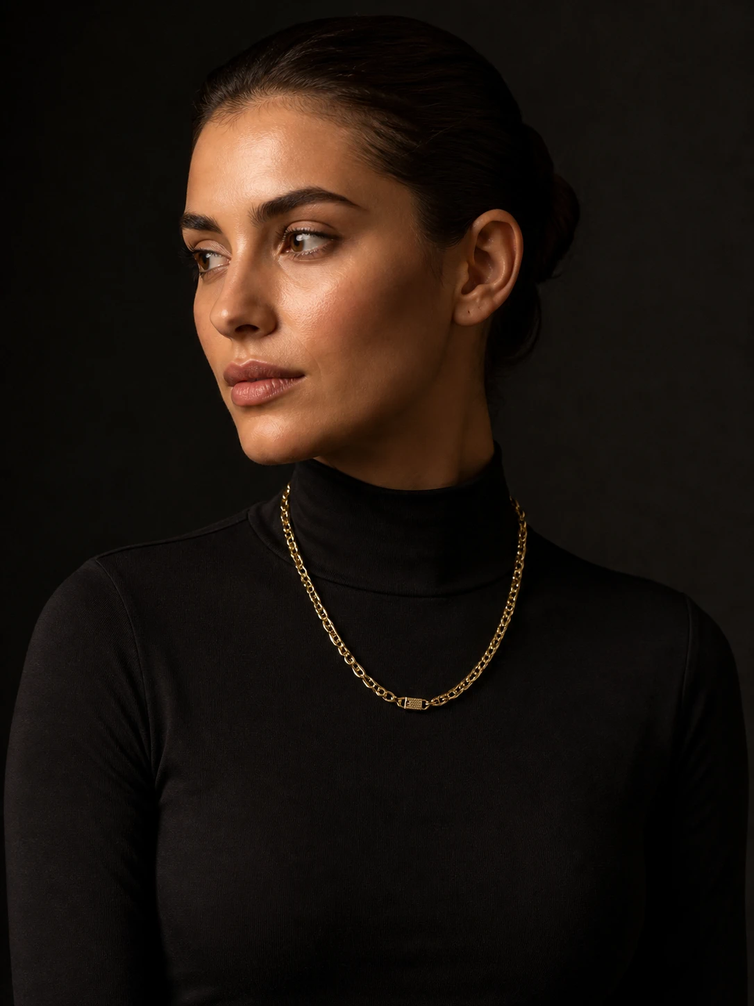 Modelo con collar dorado COSMIKA