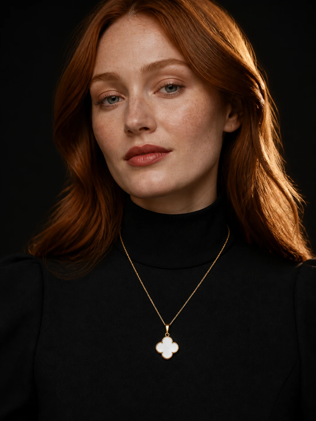 Modelo pelirroja con collar de trébol blanco COSMIKA