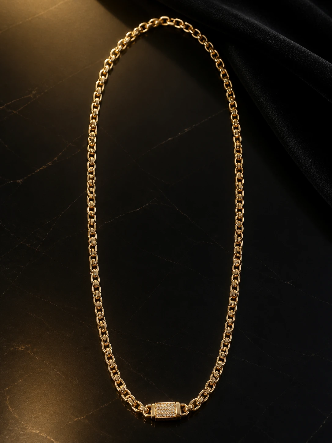 Collar dorado de eslabones con cierre pavé