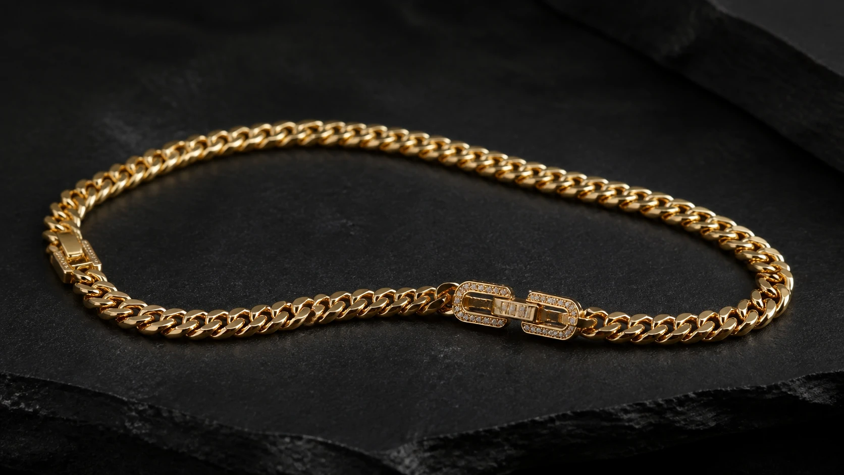 Pulsera de eslabones dorados con cierre de piedras