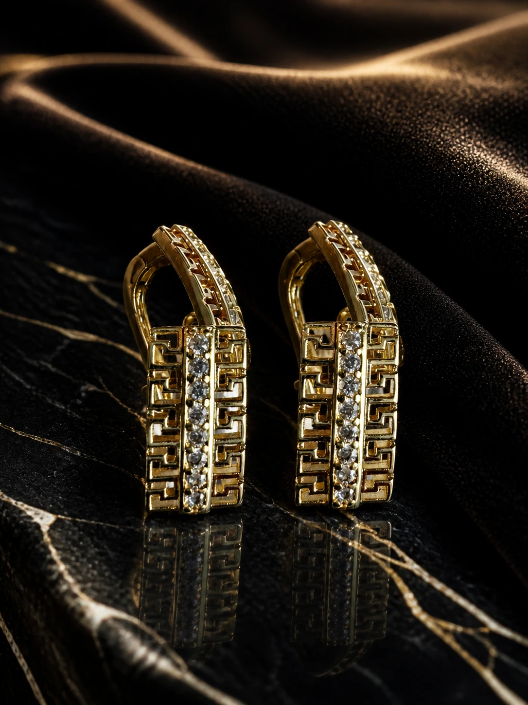 Pendientes dorados de greca con cristales