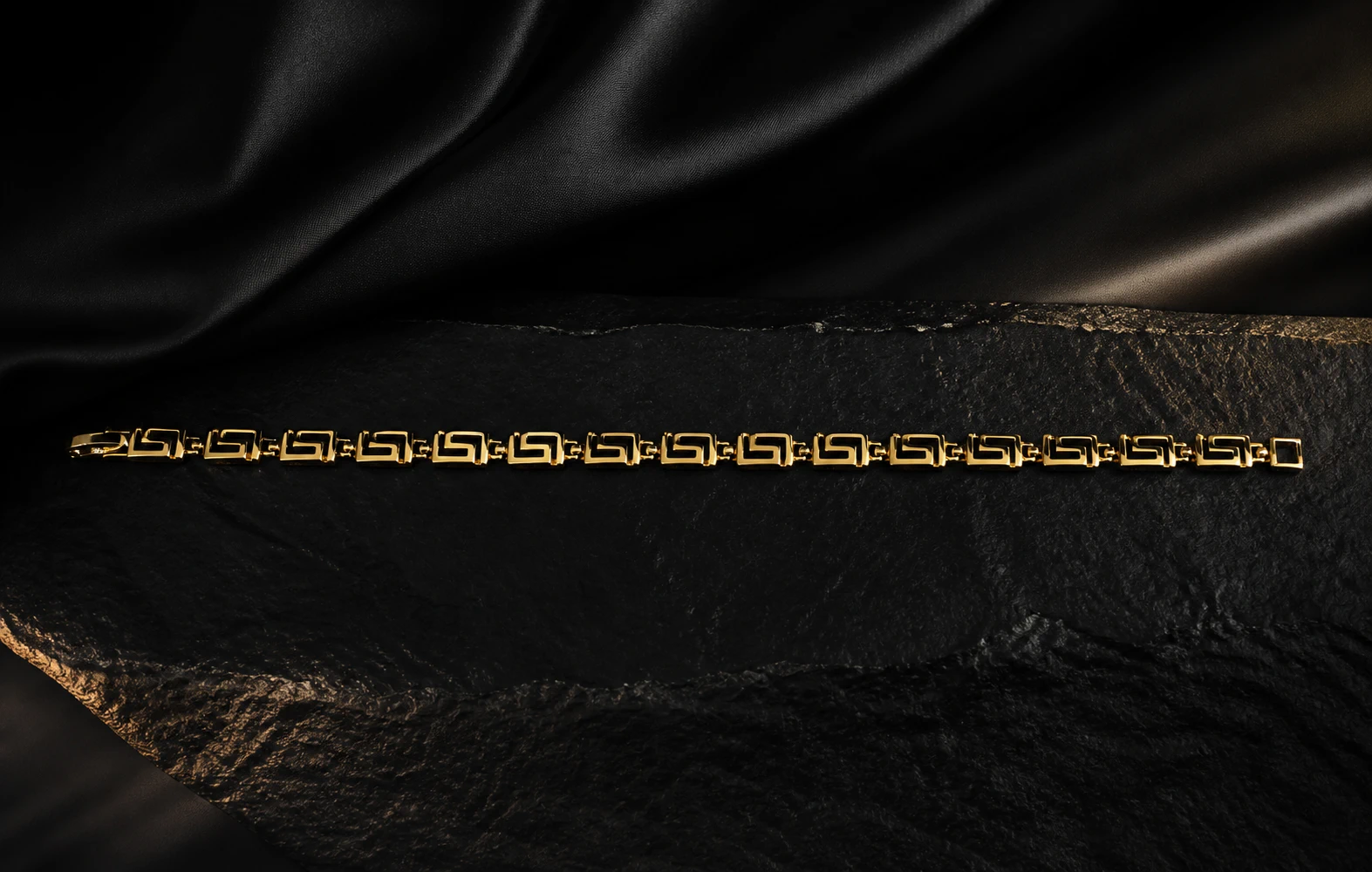 Pulsera dorada fina de eslabones con greca continua
