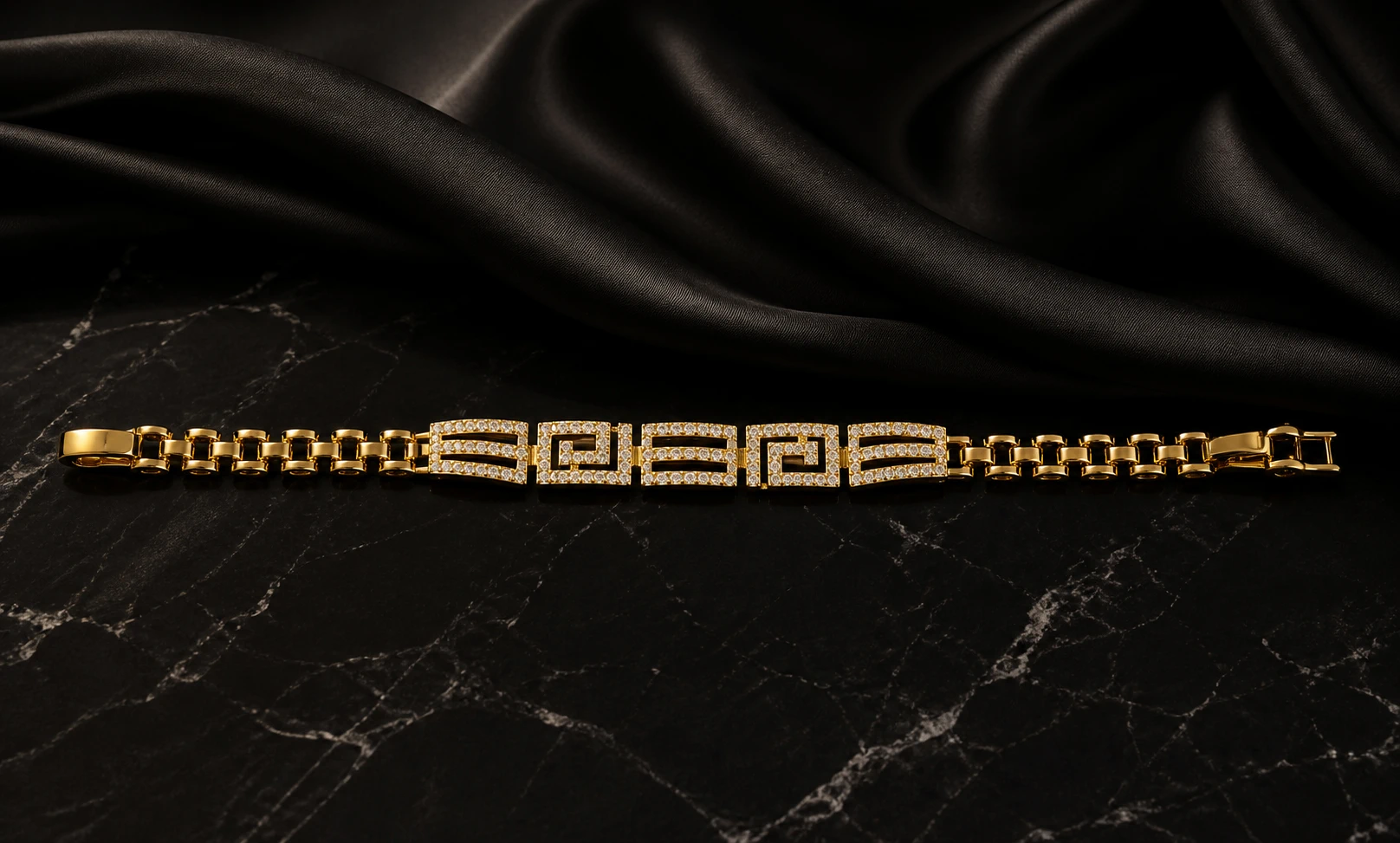 Pulsera dorada de grecas geométricas con pavé