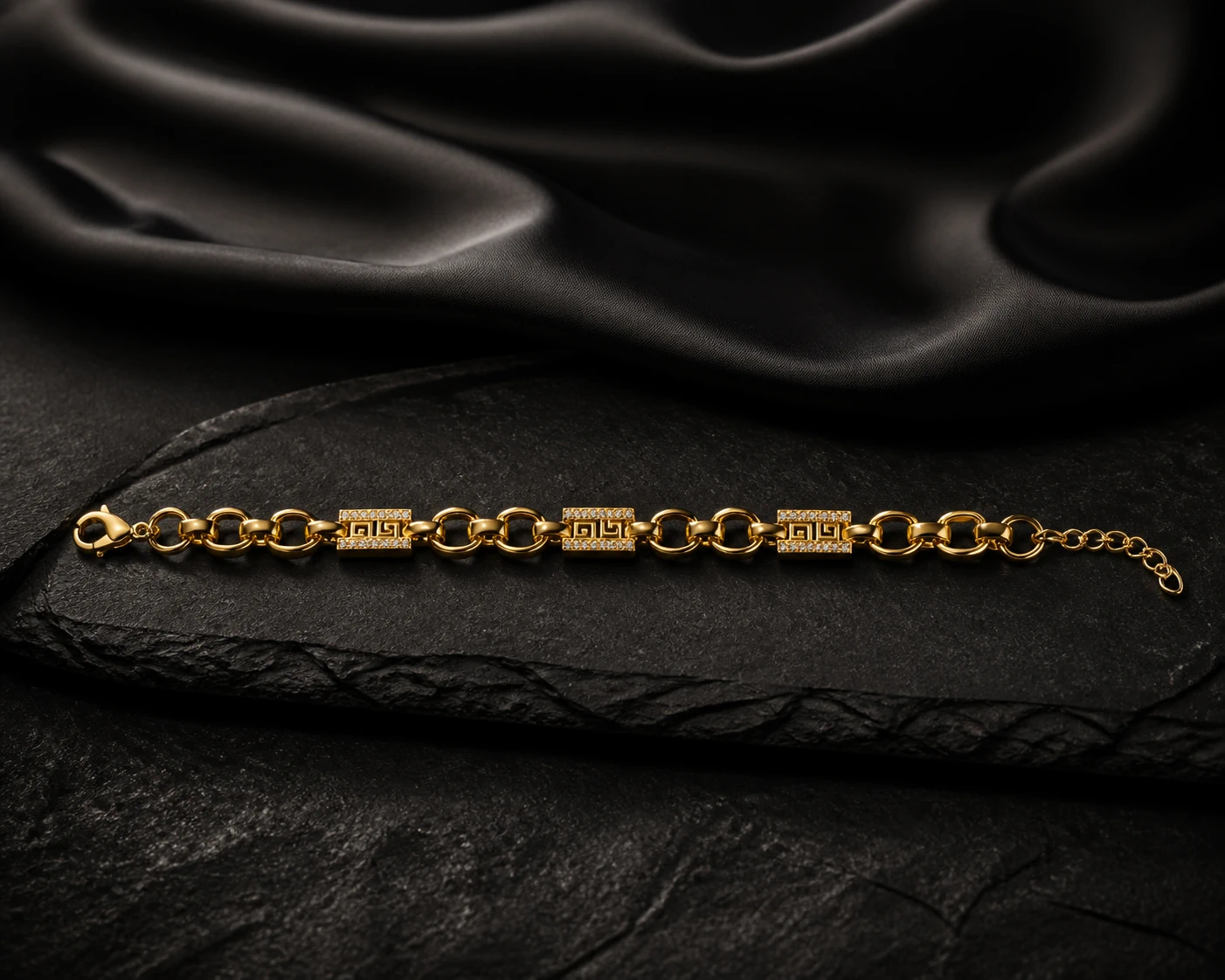 Pulsera dorada con tres estaciones de greca y cristales
