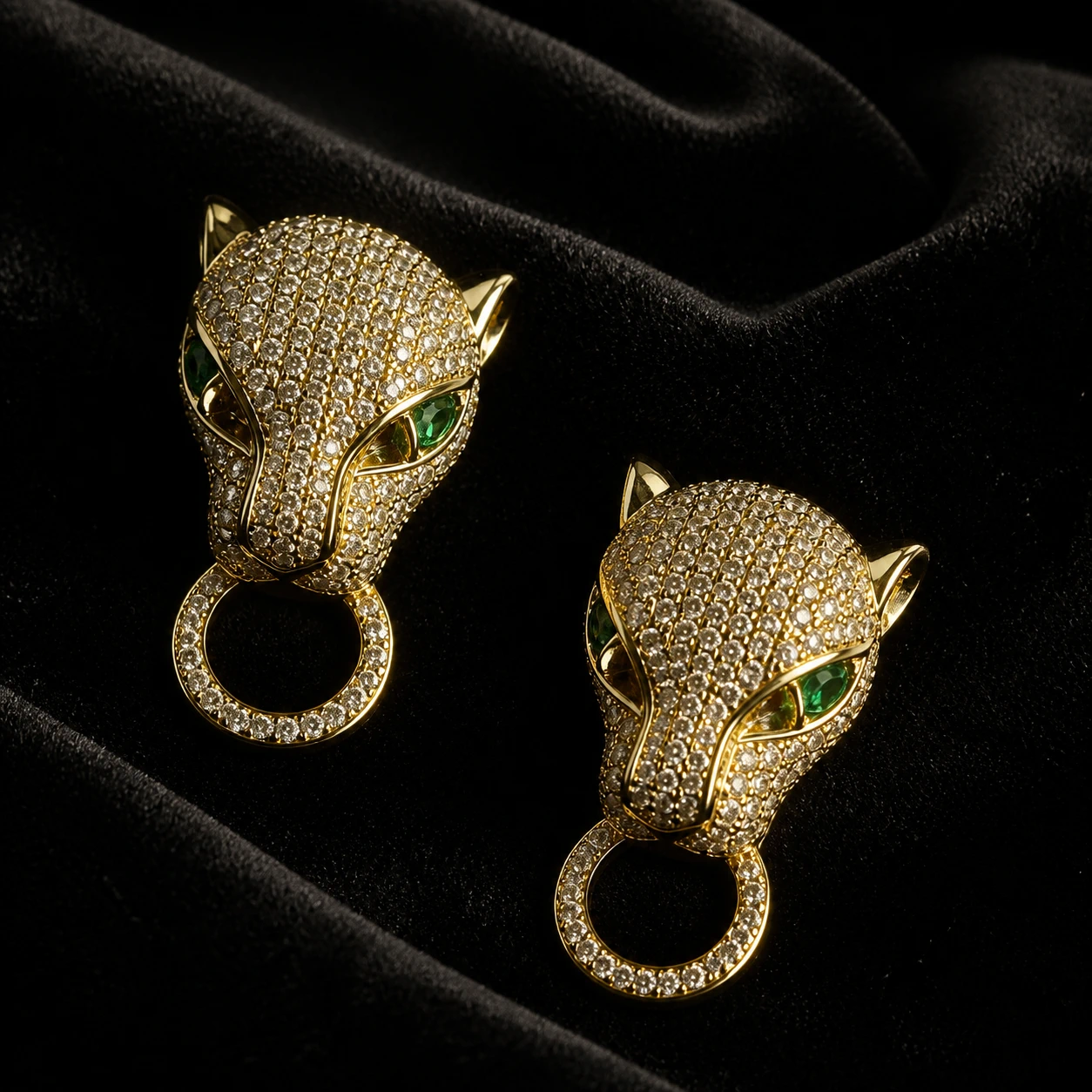 Pendientes de pantera dorados con ojos verdes