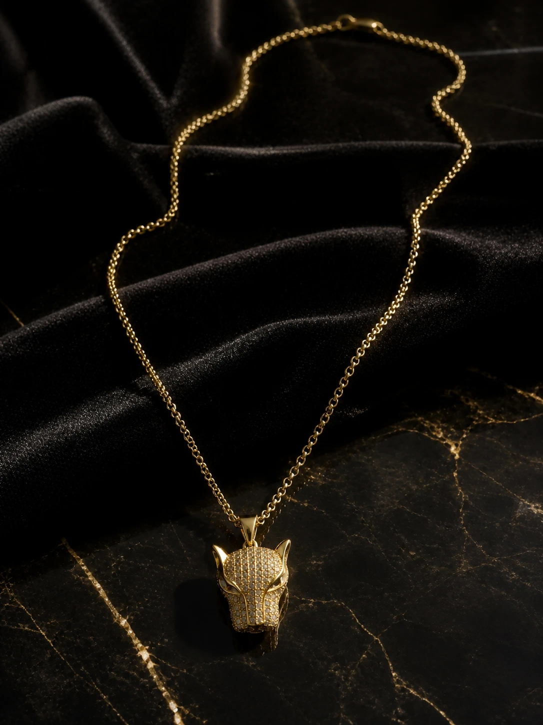 Collar dorado con colgante de pantera