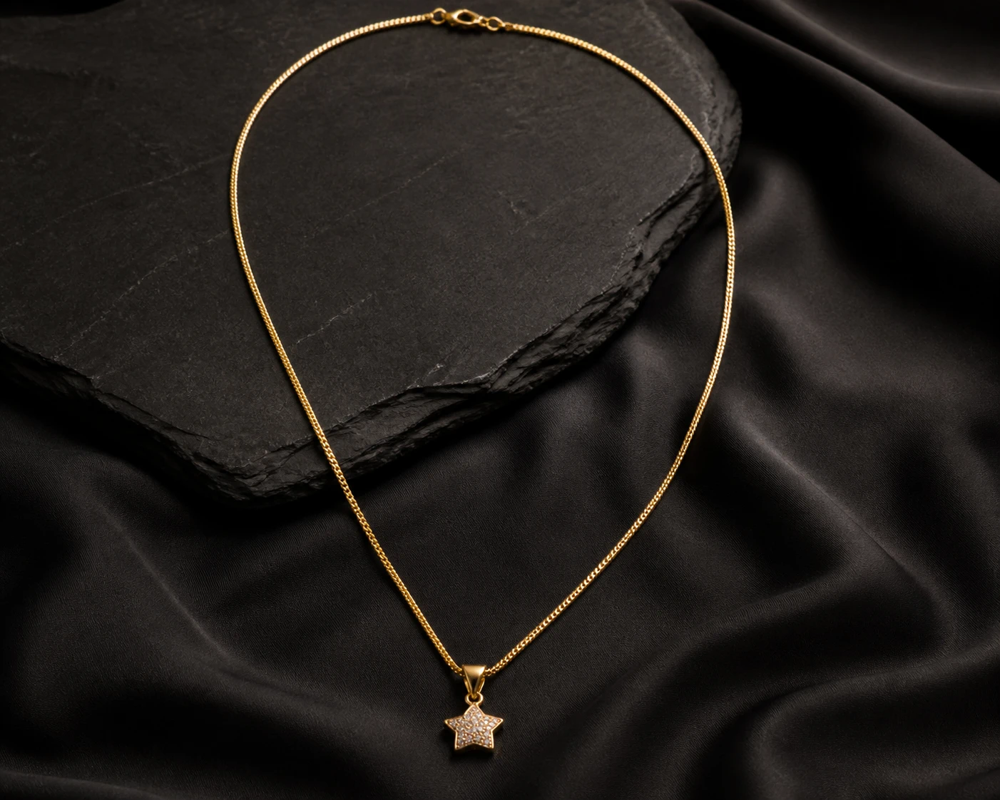 Collar dorado fino con colgante de estrella pavé