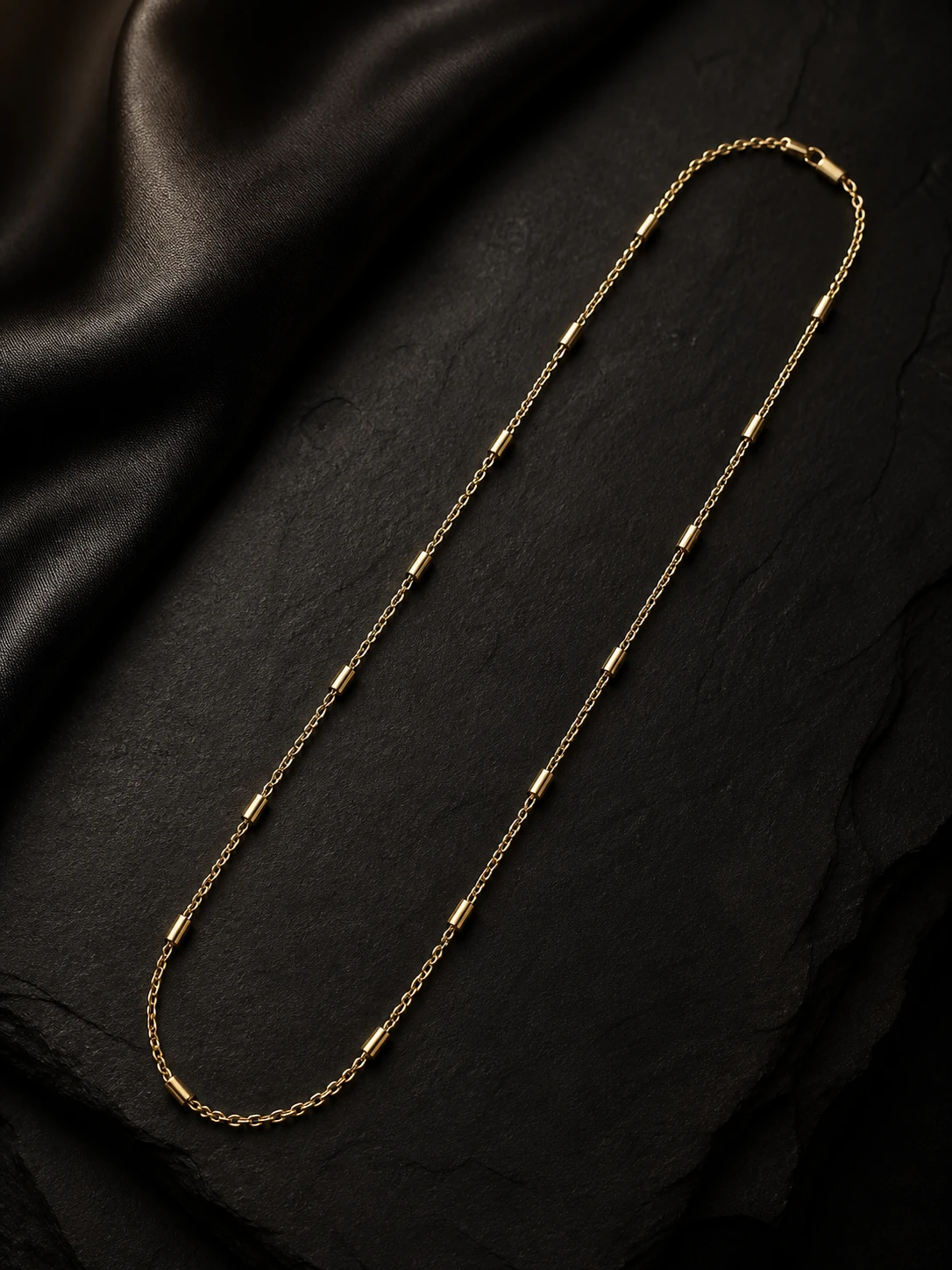 Collar fino dorado con estaciones rectangulares