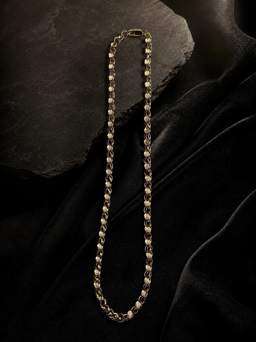 Collar de eslabones dorados texturados