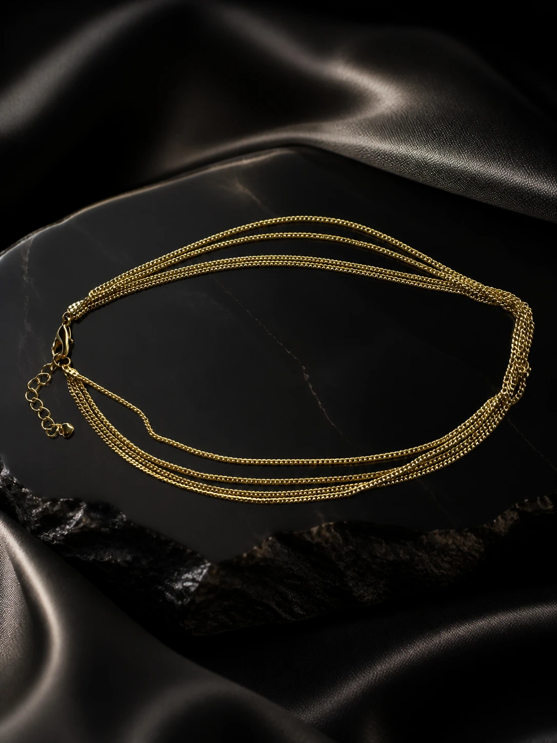 Collar dorado de tres cadenas finas