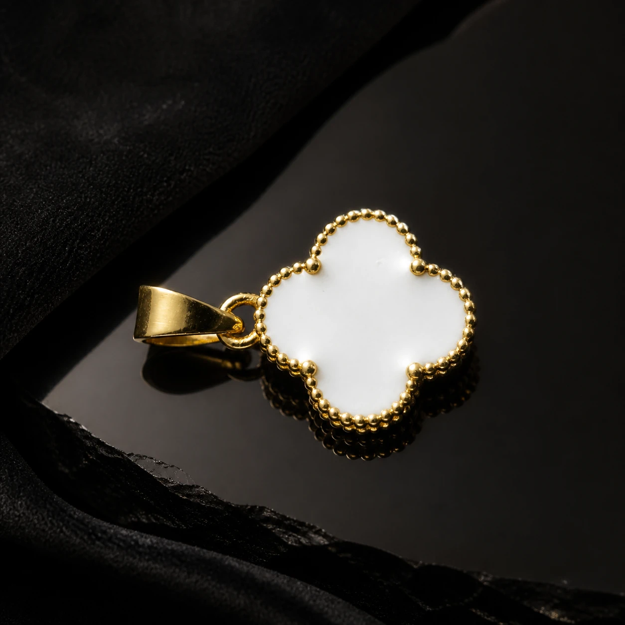 Colgante blanco de cuatro lóbulos con borde dorado