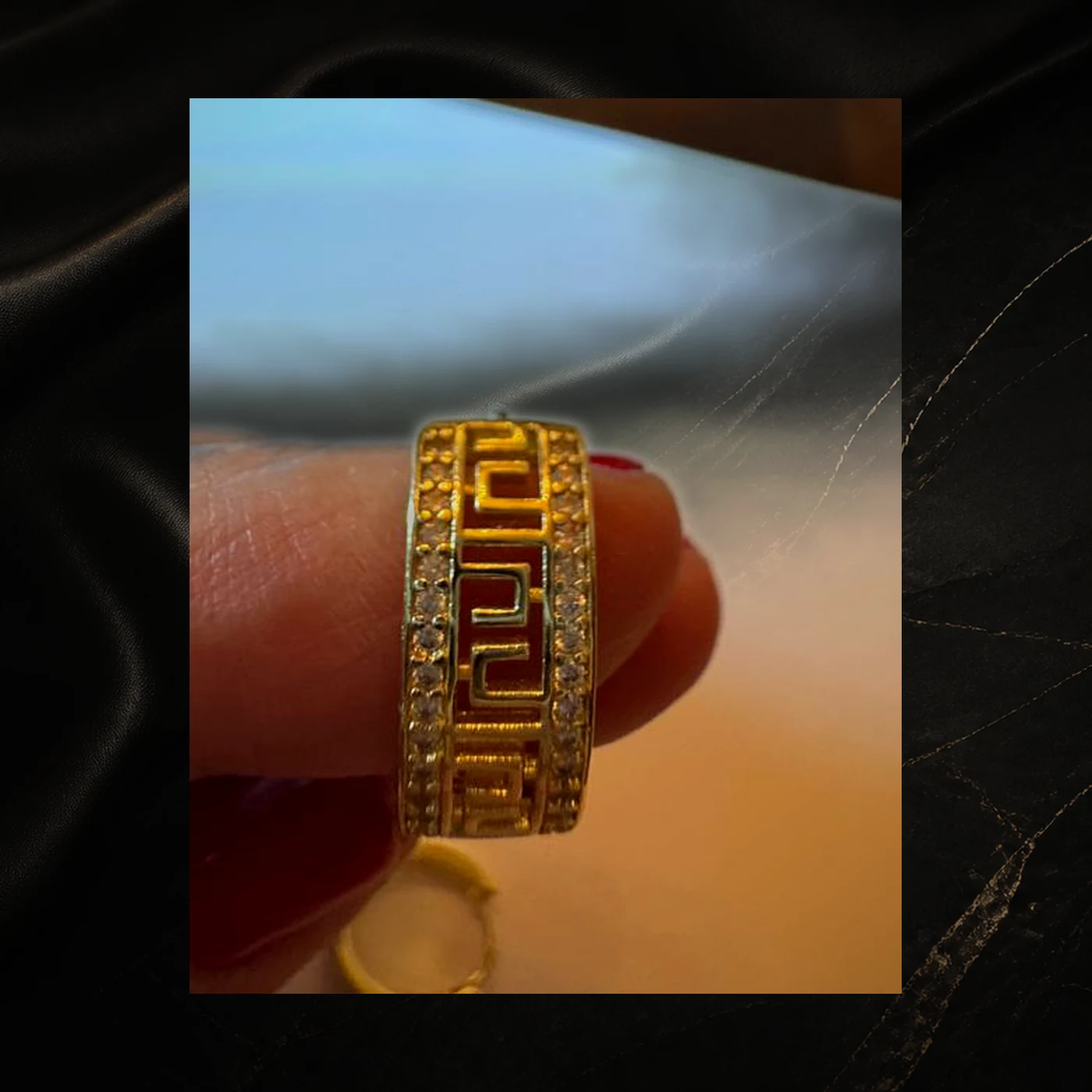 Anillo dorado de greca con líneas de cristales