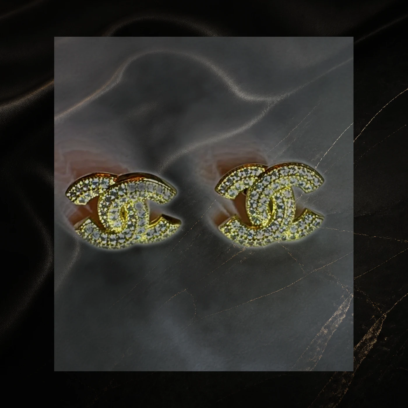 Aros dorados de emblema curvo cubiertos de cristales