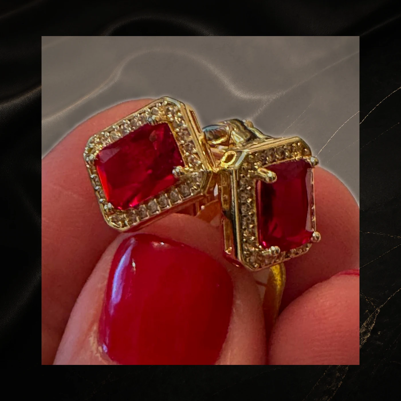 Aros dorados con gemas rubí rectangulares y halo de cristales