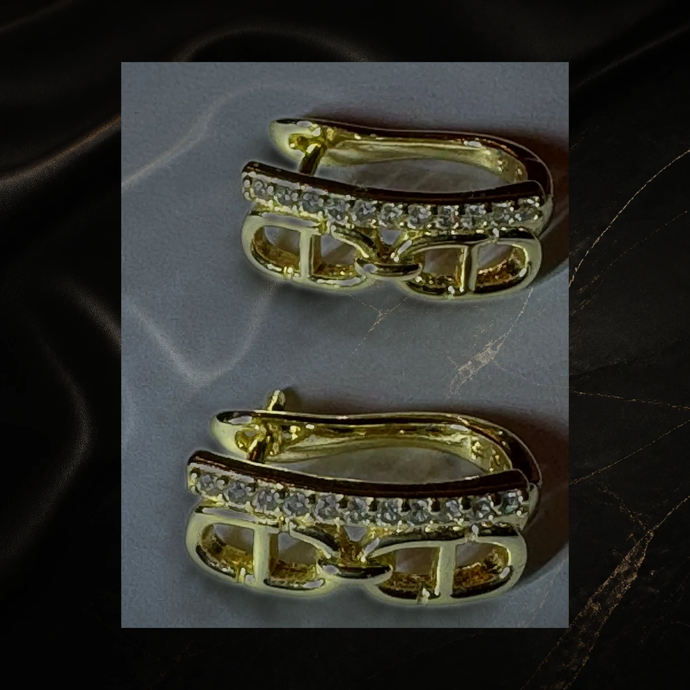 Aros dorados de doble estructura con cristales