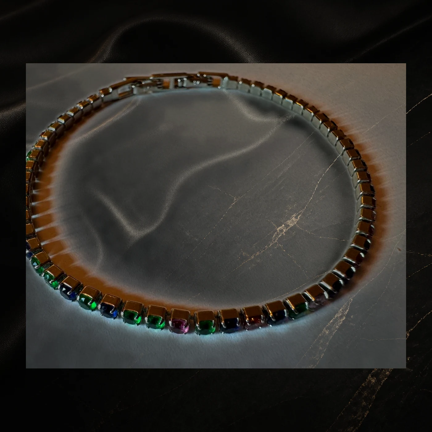 Collar dorado con cristales rectangulares multicolor