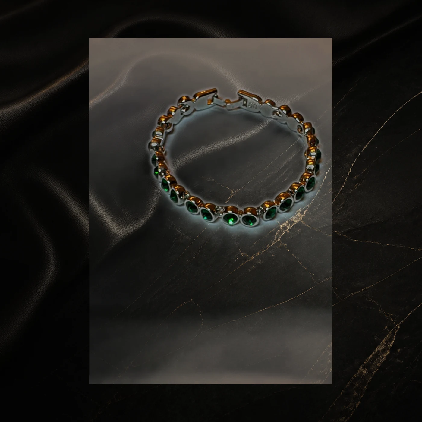 Pulsera dorada con una línea de gemas verdes